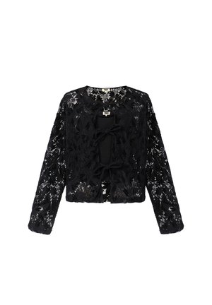Cardigan en dentelle noire à manches longues et cropped avec un motif floral et trois fermetures à l'avant par lien, laissant entrevoir un sous-vêtement noir uni.