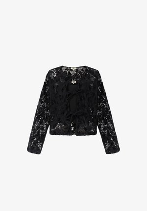 Zwarte lange mouwen cropped kant cardigan met bloemmotief en drie sluitingen aan de voorkant, met een effen zwarte onderlaag.
