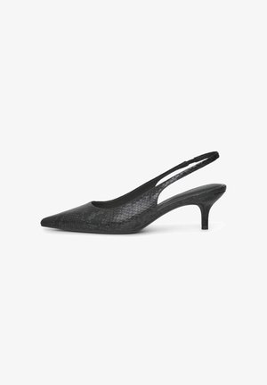 Talons aiguilles noires à brides avec un design ajouré, fabriquées en matériau texturé ressemblant à de la peau de serpent, avec un talon fin.