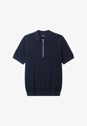 Marineblauw gebreid poloshirt met korte mouwen, geribbelde structuur en een zilveren ritssluiting aan de voorkant, met een klein tonale logo op de borst.