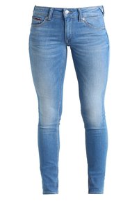 Jeans ajustados en denim azul claro, con un diseño de cinco bolsillos, lavado desgastado y cierre de botón en la cintura.