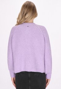 Lavendelfarbener, gestrickter Pullover mit lockerer Passform, geripptem Kragen und langen Ärmeln. Verfügt über ein dezentes Logo-Tag auf der Rückseite.