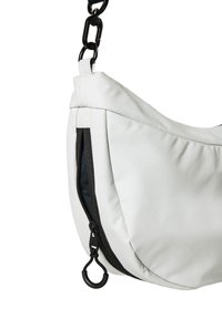 Weiße synthetische Handtasche mit strukturierter Oberfläche, ausgestattet mit einer seitlichen Reißverschlusstasche in Schwarz und einer schwarzen Kettenstrapverbindung.