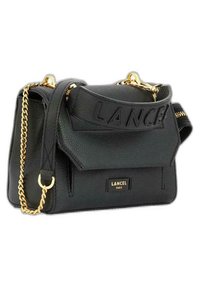 Sac à main en cuir noir avec logo "LANCEL" en relief, chaîne dorée, fermeture à rabat et forme rectangulaire structurée. Détail de surface texturé.