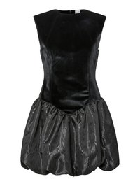 Vestido preto sem mangas com um corpete de veludo ajustado e uma saia de cetim texturizada e franzida, com um aspeto brilhante. Fecho nas costas com zíper.