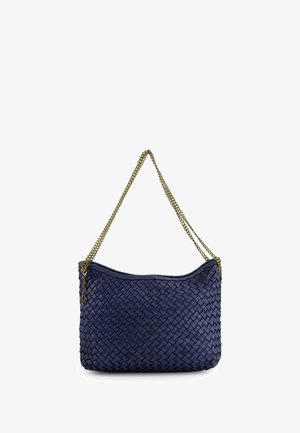 Marineblauwe geweven leren schoudertas met een ronde vorm, gouden kettingriem en gestructureerd oppervlak. Beschikt over een gladde bovenrand.