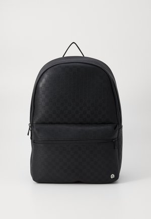 Czarny teksturowany plecak z przednią kieszenią na zamek, górnym uchwytem i subtelnym logo w dolnym prawym rogu, prezentowany na jednolitym białym tle.