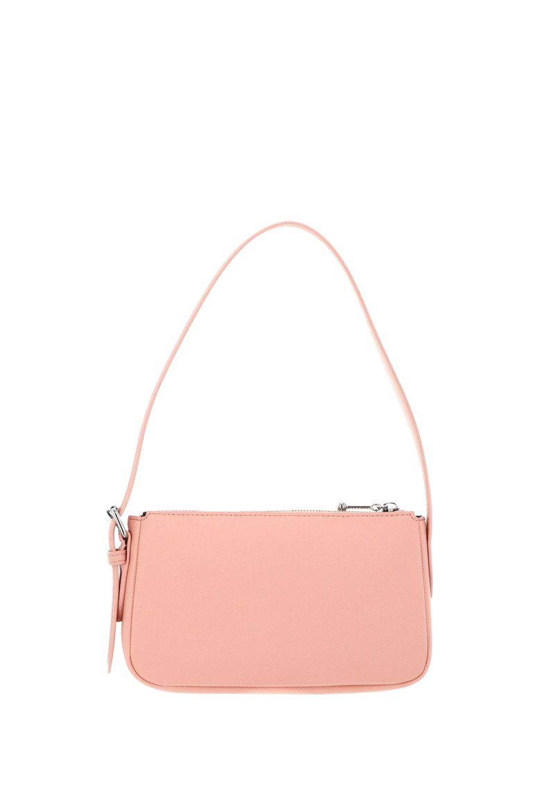Kleine rechteckige weiche rosa Handtasche mit einem Träger und silbernem Reißverschluss oben vor weißem Hintergrund.