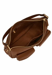 Braune, strukturiertes Lederhandtasche mit goldfarbenem Reißverschluss, verfügt über ein geräumiges Innenfach und eine Außentasche.