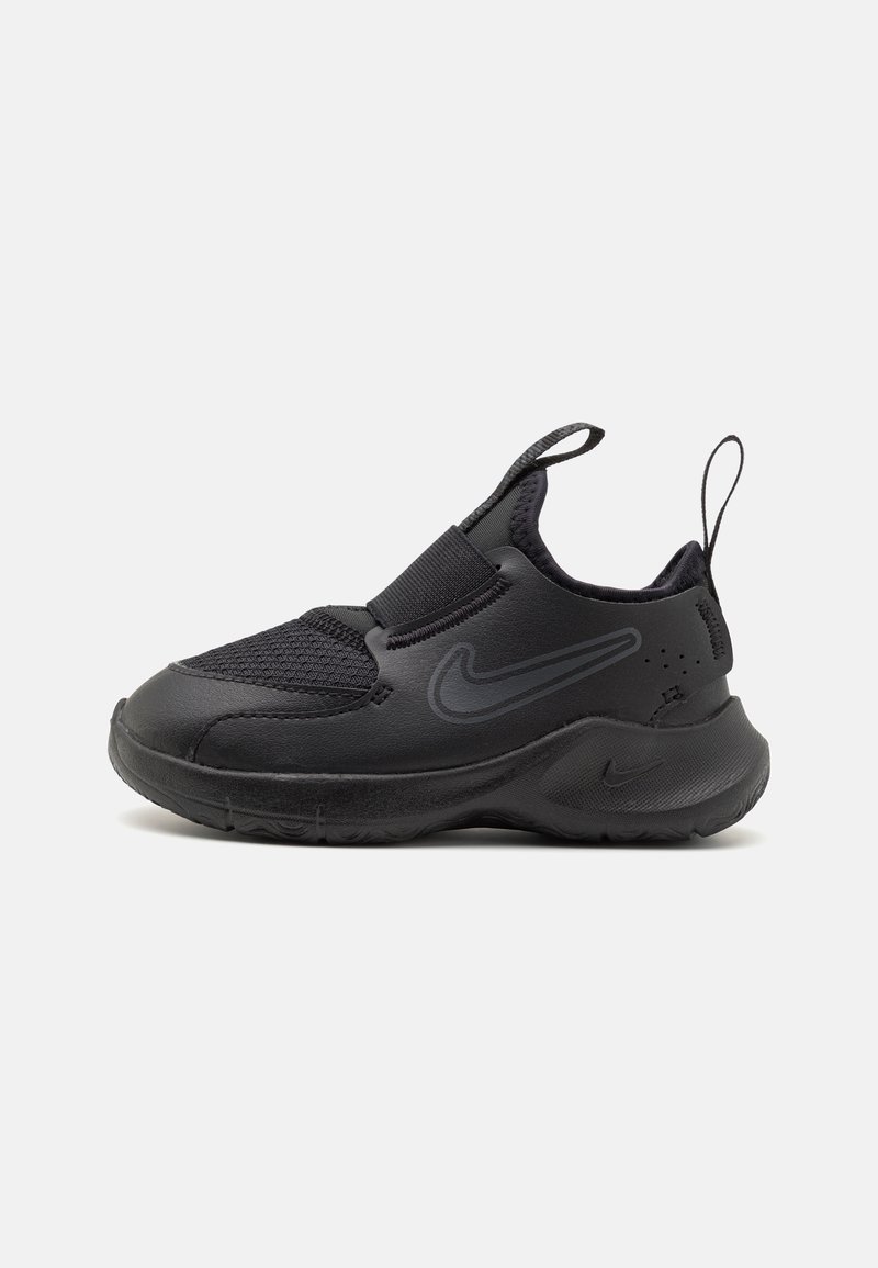 Fekete sportcipő hálós felsőrésszel és gumitalpával. Slip-on dizájn, húzófül és diszkrét logó részletezés az oldalon.