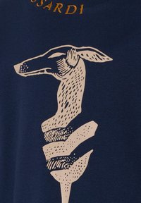 Navy truien met een lichtbeige graphic van een gestileerde greyhound, voorzien van textuurdetails en de merknaam in gouden borduursel erboven.