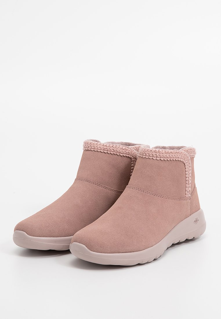 Rosa Wildleder-Ankle Boots mit gepolstertem Schaft und strukturiertem Besatz, ausgestattet mit einer flexiblen Gummisohle und einer glatten Außenoberfläche.