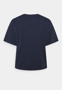 Camiseta de algodón azul marino con mangas cortas, escote redondo y una textura simple y suave. Sin patrones ni acentos visibles en la parte de atrás.