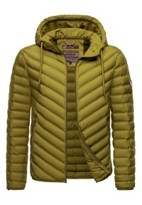 Olijfgroene gewatteerde jas met een ritssluiting aan de voorkant, capuchon en verticale quiltpatroon. Voorzien van verstelbare trekkoorden en zijzakken.