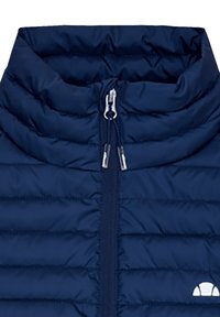 Navyblaue Steppjacke mit hohem Kragen, ausgestattet mit horizontalem Steppmuster, Reißverschluss und einem kleinen Logoakzent auf der linken Seite.