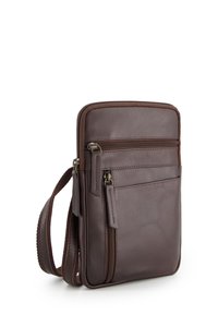 Bruine leren crossbody tas met een rechthoekige vorm, voorzien van twee ritszakken aan de voorkant en een verstelbare schouderriem. Gladde textuur.