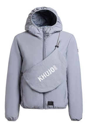 Giacca grigia chiaro con cappuccio, zip frontale e borsa a tracolla diagonale abbinata con la scritta "KHUJO 2001" sul petto.
