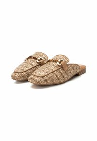 Mules beige intrecciati senza lacci con punte arrotondate, superficie testurizzata, dettagli in pelle e una catena decorativa sul davanti.