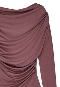 Top a maniche lunghe in tessuto mauve con scollatura drappeggiata e dettagli arricciati lungo il lato, con una finitura liscia e strutturata.
