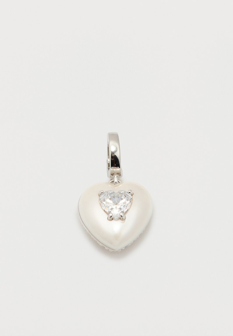 Ασημένιο μενταγιόν σε σχήμα καρδιάς με μια καθαρή πολύτιμη πέτρα κομμένη σε σχήμα καρδιάς στο κέντρο και μια λεία, γυαλιστερή επιφάνεια με φόντο το λευκό.