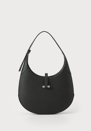 Borsa a tracolla in pelle nera con silhouette curva, caratterizzata da un accento in metallo dorato e una finitura testurizzata.