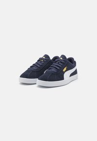 Marineblå gamasjésneakers med hvit sidekant og logo, strukturert finish, rund tå, snøring og kontrasterende såle.
