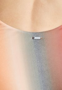 Spalvinga gradient bodysuit, kurioje dominuoja rožinė, oranžinė ir pilka spalvos, su maža nertine etikete, pritvirtinta prie kaklo.