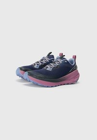 Scarpe da corsa con una parte superiore in mesh blu navy, accenti rosa e lavanda, sovrapposizioni nere texture e una suola blu robusta per la trazione.