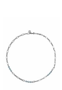 Collar de cadena de plata con eslabones alargados y cinco piedras azul claro espaciadas uniformemente en la parte frontal. Cierre de langosta en la parte trasera.