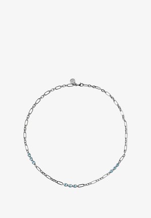 Collar de cadena de plata con eslabones alargados y cinco piedras azul claro espaciadas uniformemente en la parte frontal. Cierre de langosta en la parte trasera.