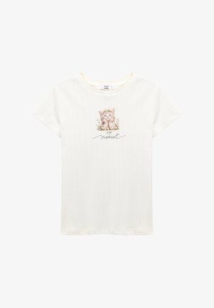 Hvid t-shirt med korte ærmer, med et kattebillede omgivet af blomsterdekorationer og teksten "LEV øjeblikket" i sort. Tekstureret stof.