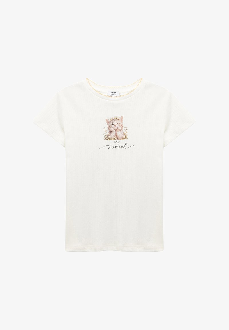 Weißes T-Shirt mit kurzen Ärmeln, das ein Katzenmotiv mit floralen Akzenten und dem schwarzen Text "LEBE den Moment" zeigt. Strukturierter Stoff.