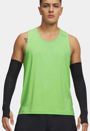 Man draagt felgroen mouwloos sportshirt en zwarte armstukken, staand tegen een effen witte achtergrond.