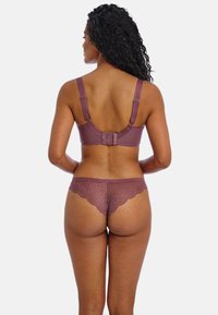 Paarse lingerie-set met een gladde, gepadde beha met verstelbare bandjes en een met kant afgewerkte string met golvende randen.