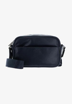 Borsa a tracolla in pelle blu navy con texture liscia, forma rettangolare, chiusura con zip e tracolla in tessuto con logo. Presenta una tasca frontale.