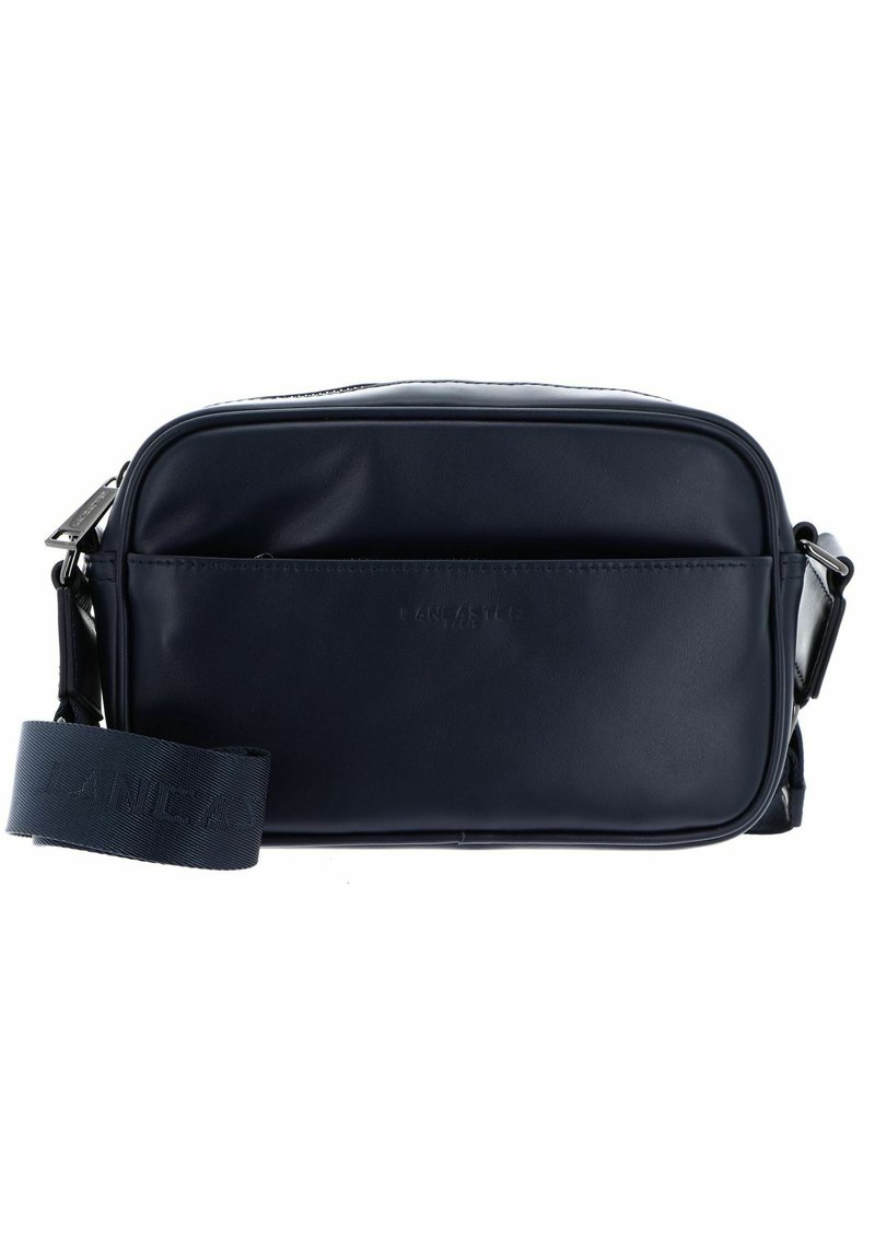 Borsa a tracolla in pelle blu navy con texture liscia, forma rettangolare, chiusura con zip e tracolla in tessuto con logo. Presenta una tasca frontale.