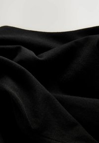 Unselected, black