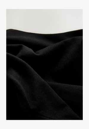 Mustmustri kangas, mis on volditud ja näitab siledat tekstuuri ning ühtlast viimistlust, pehme välimusega ja kerge läikega valguse all.