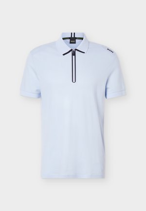 Svetlo modra polo majica s kratkimi rokavi, črnim ovratnikom z zadrgo, subtilno teksturiranim tkanjem in logotipom "BOSS" na levem ramenu.