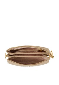 Portafoglio beige in pelle con zip e hardware dorato, dotato di tre scomparti e di una fodera testurizzata con motivi del logo.