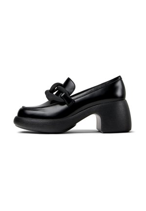 Mocassin noir à talon épais avec un bout arrondi et un grand détail chaîne noir mat sur la tige.