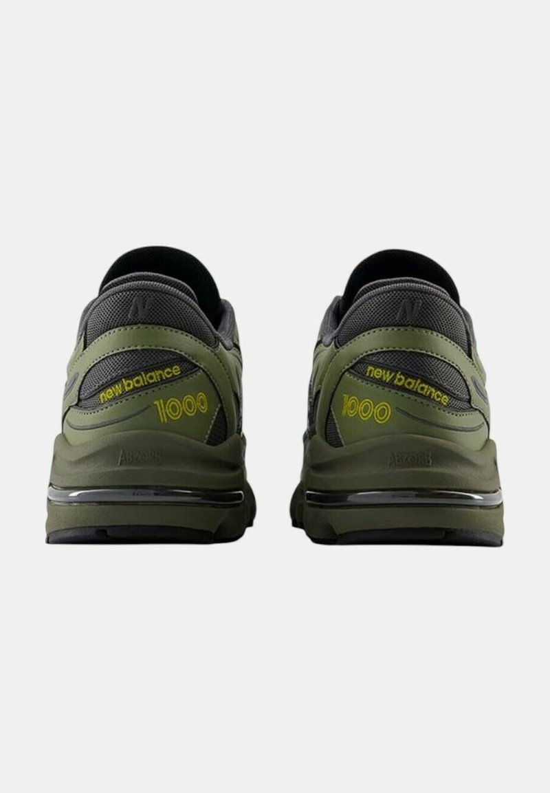 Baskets New Balance 1000 vert avec un design superposé, accents gris, maille texturée et détails réfléchissants sur le talon et la semelle intermédiaire.