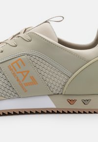 EA7 Emporio Armani LACES UNISEX - Sapatilhas - pelican/bronze