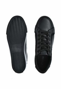 Czarne sneakersy z gładką skórzaną cholewką, teksturowanym czubkiem i gumową podeszwą. Posiadają czarne sznurówki oraz detale po bokach. Płaski krój odpowiedni do codziennych stylizacji.