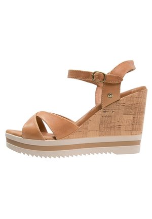 Brune læder wedgesandaler med ankelrem og spænde samt platformsål med kork-lignende tekstur og hvide og beige lag og struktureret ydersål.