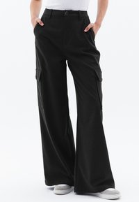 HIGH WITH CARGO POCKETS - Reisitaskuhousut - peat