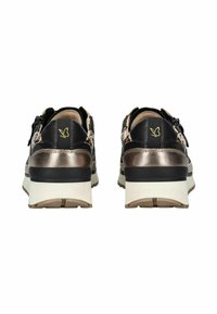 A coppia di sneakers wedge nere e metalliche con dettagli beige e un logo a farfalla dorato sulla linguetta del tallone, viste da dietro.