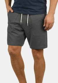 Grå bomuldsblandingsshorts med en afslappet pasform, to forlommer, snørredetalje i taljen og glat tekstur. Kort længde, casual design.