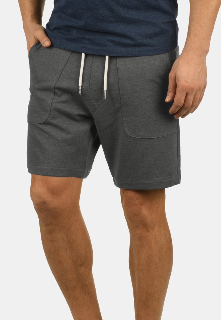 Grå bomuldsblandingsshorts med en afslappet pasform, to forlommer, snørredetalje i taljen og glat tekstur. Kort længde, casual design.