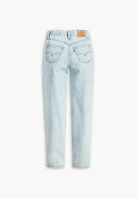 Jeans de mezclilla azul claro con pierna recta, que cuentan con un parche de cuero en la parte trasera, dos bolsillos traseros y sutiles detalles de costura.